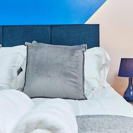 New - The Chique Scandic Cambridge Abode - Parking Экстерьер фото