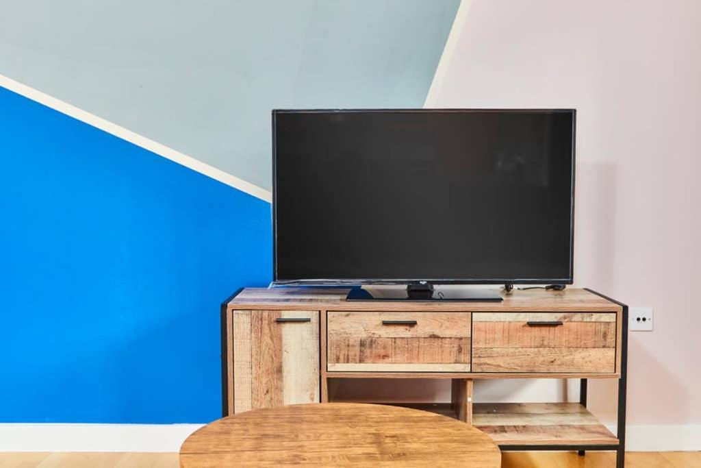 New - The Chique Scandic Cambridge Abode - Parking Экстерьер фото