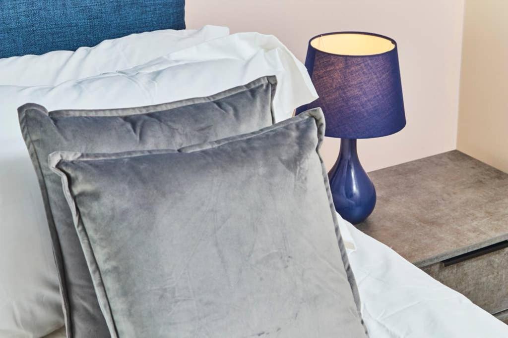 New - The Chique Scandic Cambridge Abode - Parking Экстерьер фото