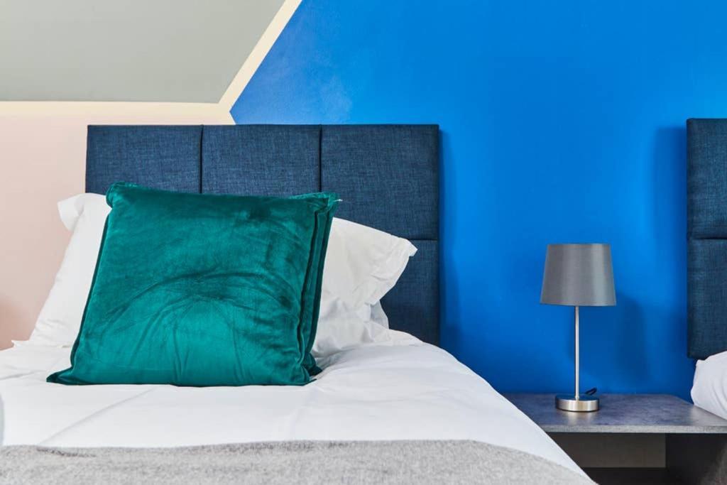 New - The Chique Scandic Cambridge Abode - Parking Экстерьер фото